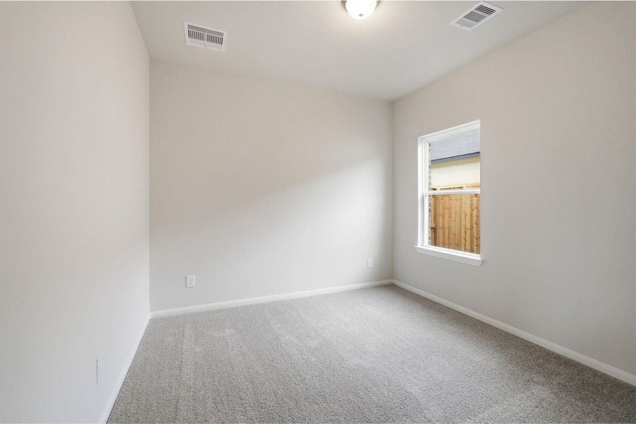 Spacious, unfurnished interior of a new home in Ashland, Texas City (Image 18).