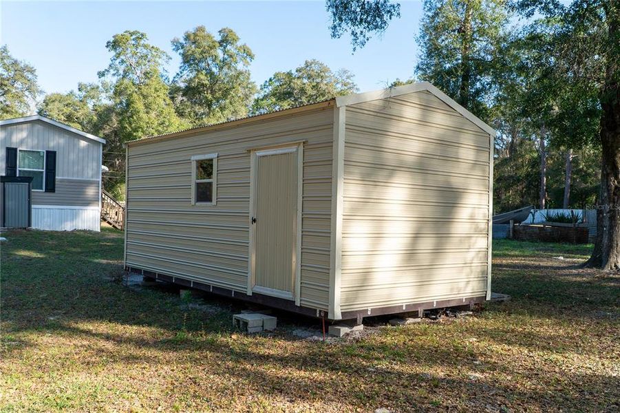 Exterior details and patio area of a home in , Dunnellon (Image 17).