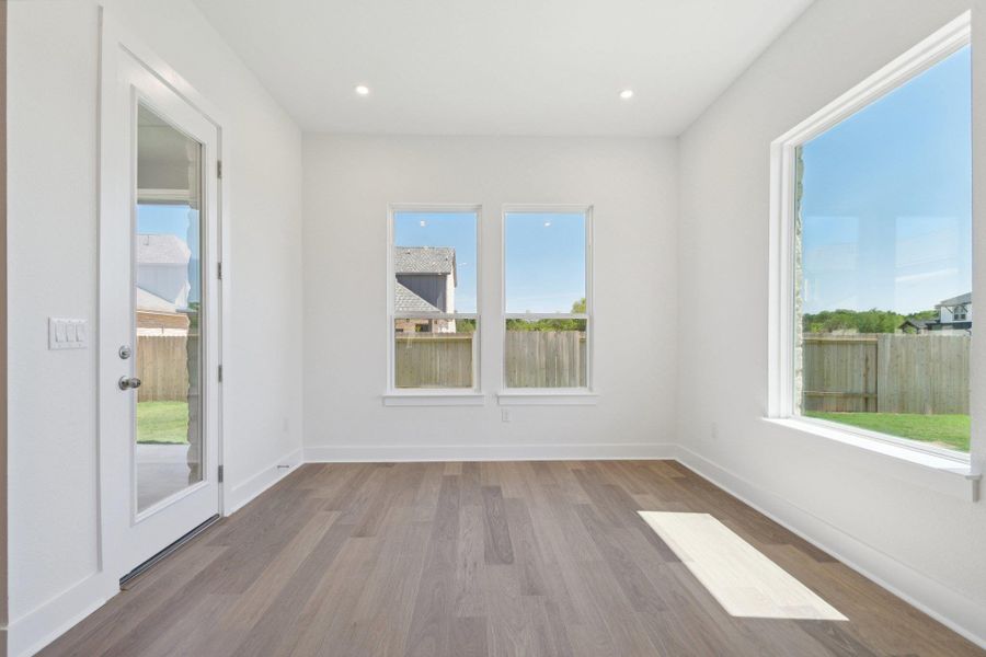 Spacious, unfurnished interior of a new home in Persimmon, Buda (Image 30).