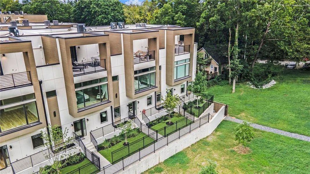 Condo located in Atlanta, GA showcasing its design and architecture (Image 5).