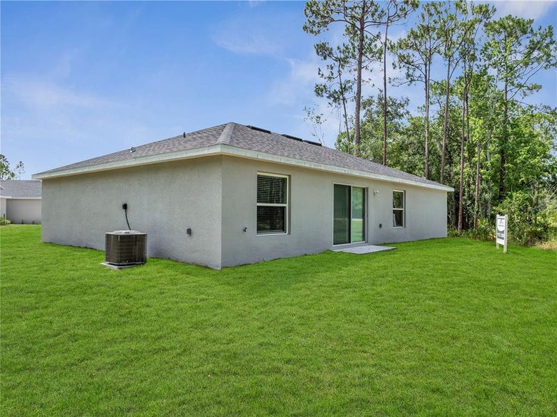 Exterior details and patio area of a home in , Kissimmee (Image 3).