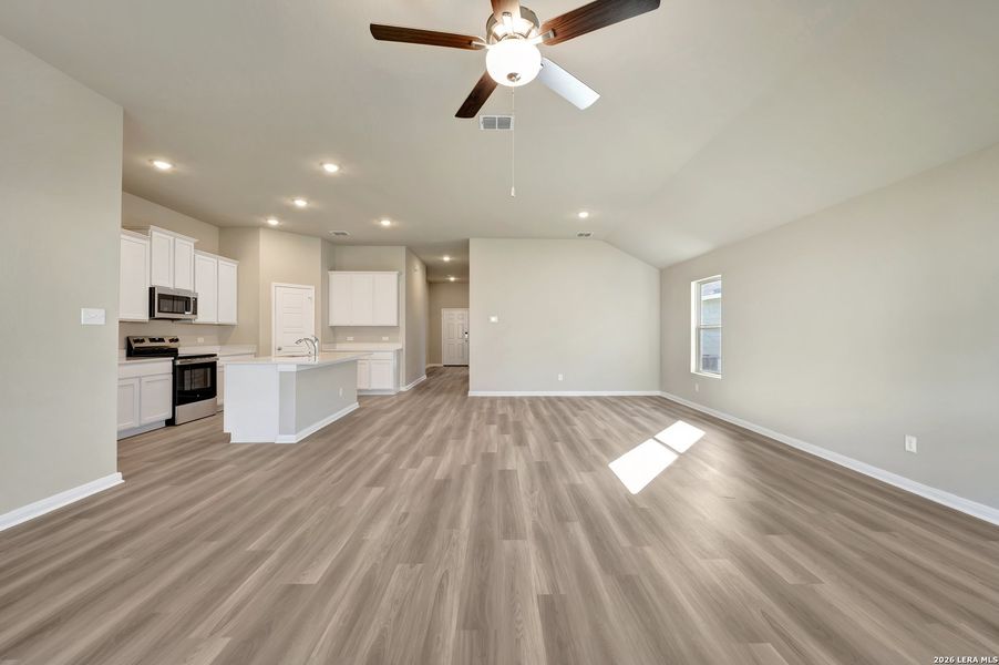 Spacious, unfurnished interior of a new home in Greenspoint Heights, Seguin (Image 19).