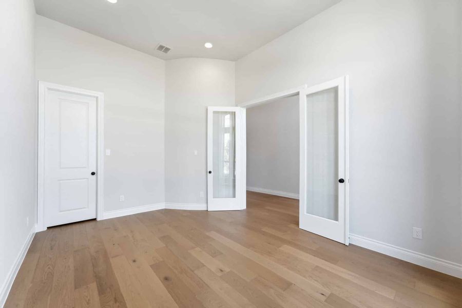 Spacious, unfurnished interior of a new home in Bridgeland 50′, Cypress (Image 20).