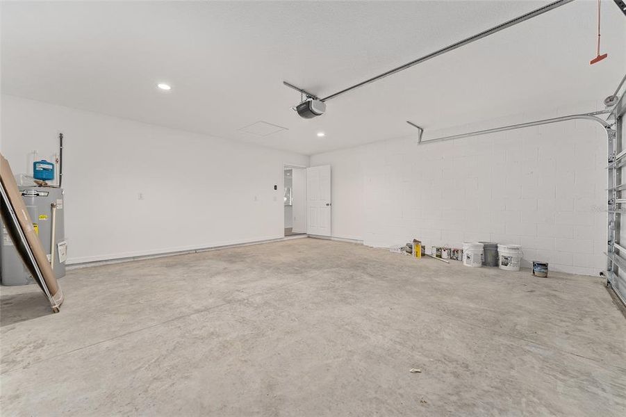 Spacious, unfurnished interior of a new home in , Ocklawaha (Image 43).