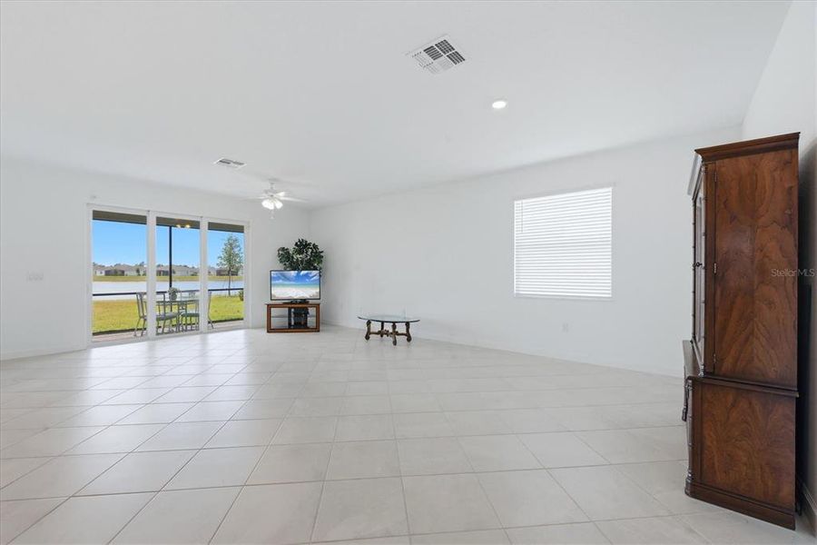 Spacious, unfurnished interior of a new home in , Englewood (Image 18).