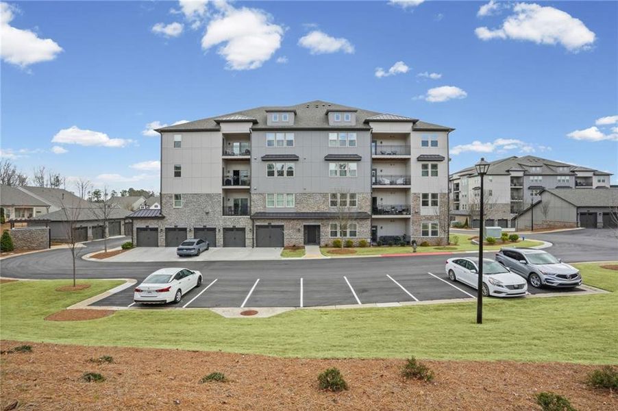 Condo located in Cumming, GA showcasing its design and architecture (Image 3).