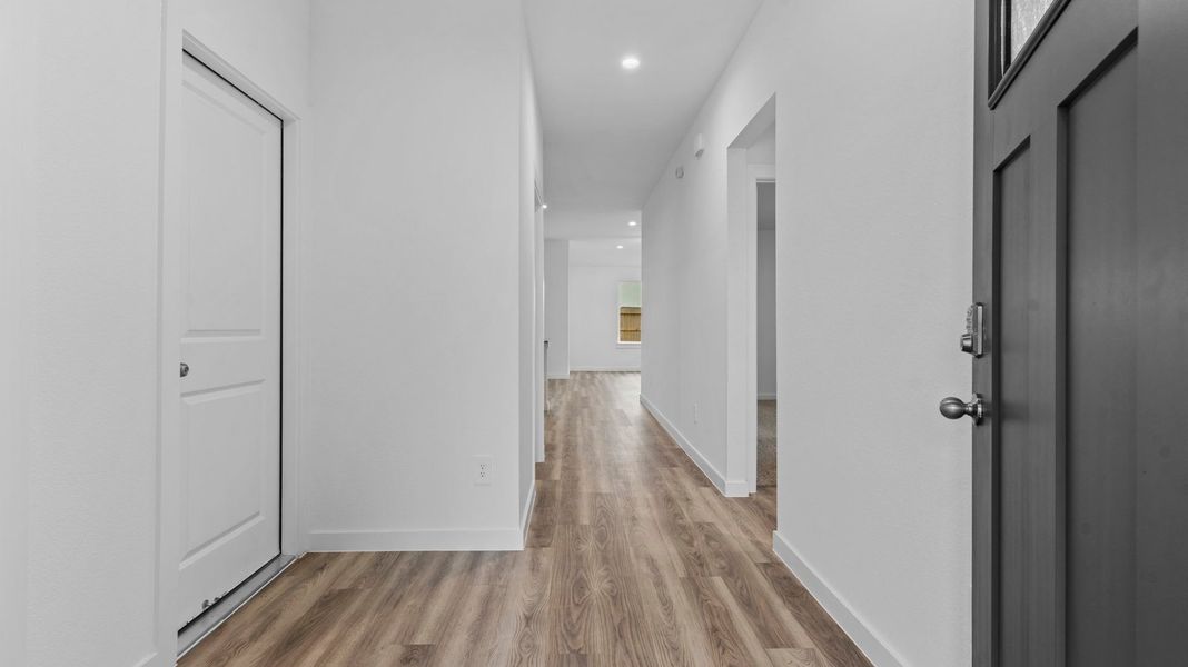 Spacious, unfurnished interior of a new home in Watermark, Alvin (Image 9).