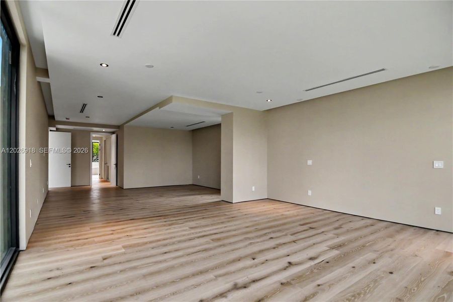 Spacious, unfurnished interior of a new home in , Pinecrest (Image 11).