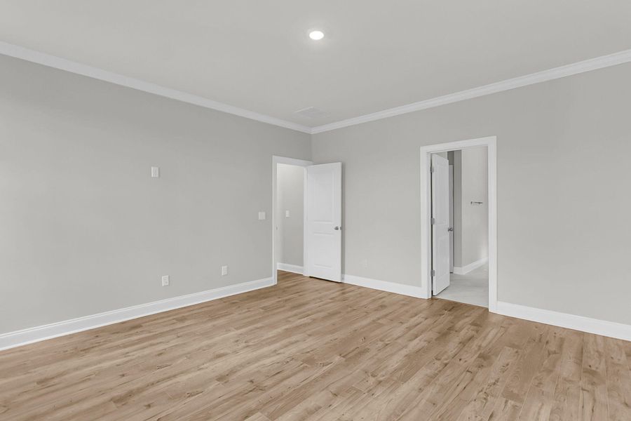 Spacious, unfurnished interior of a new home in Tidewater at Lakes of Cane Bay, Summerville (Image 9).
