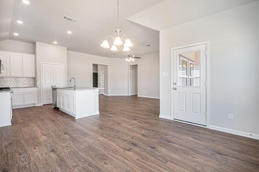 Spacious, unfurnished interior of a new home in , Bay City (Image 25).