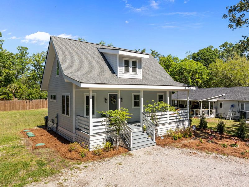 Exterior details and patio area of a home in , Johns Island (Image 3).
