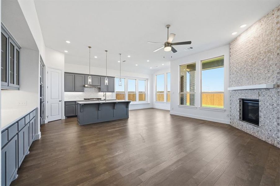 Spacious, unfurnished interior of a new home in Wildridge, Oak Point (Image 13).