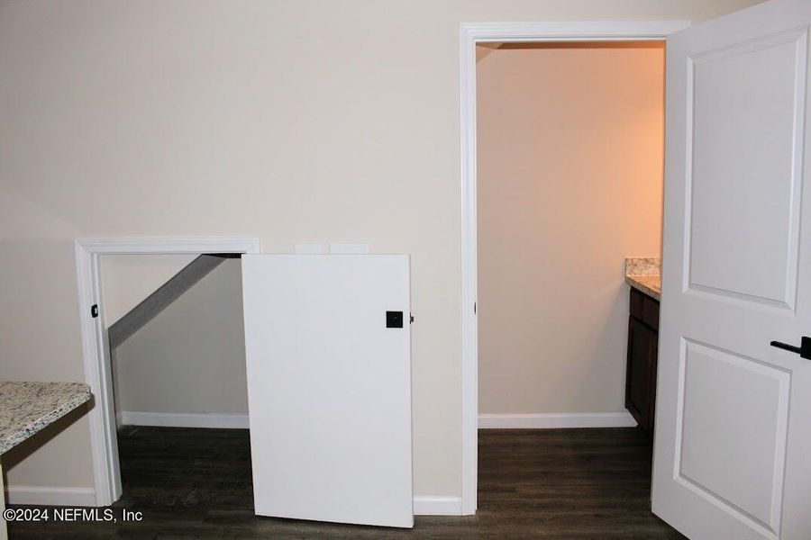 Spacious, unfurnished interior of a new home in , Middleburg (Image 20).