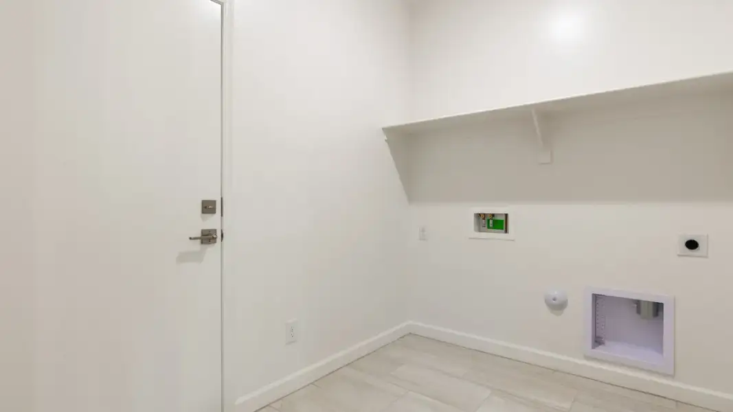 Spacious, unfurnished interior of a new home in Aloravita, Peoria (Image 42).