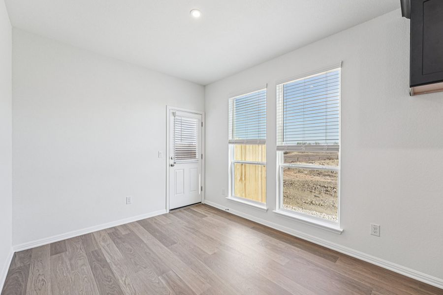 Spacious, unfurnished interior of a new home in Porter Country, Buda (Image 16).