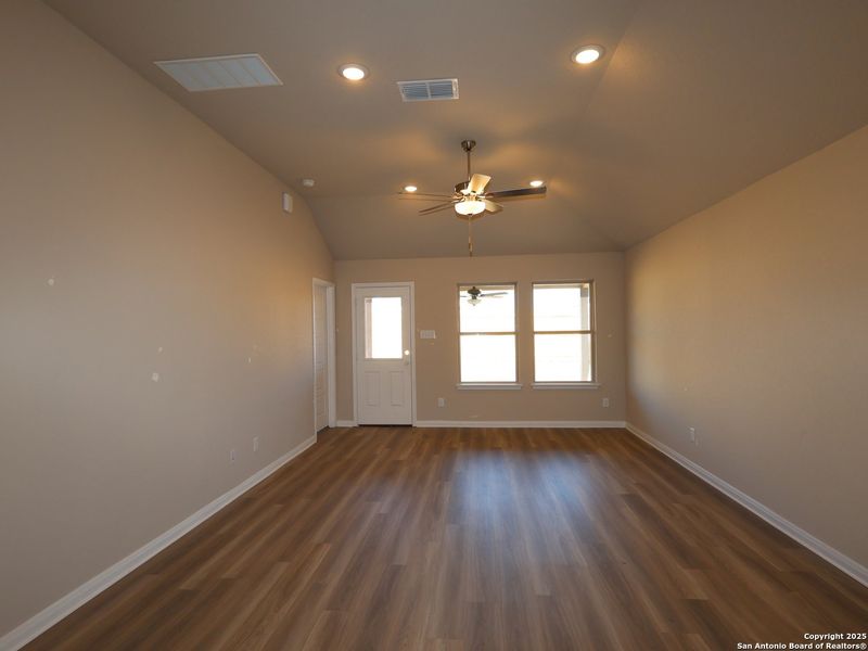 Spacious, unfurnished interior of a new home in Park Place, New Braunfels (Image 16).