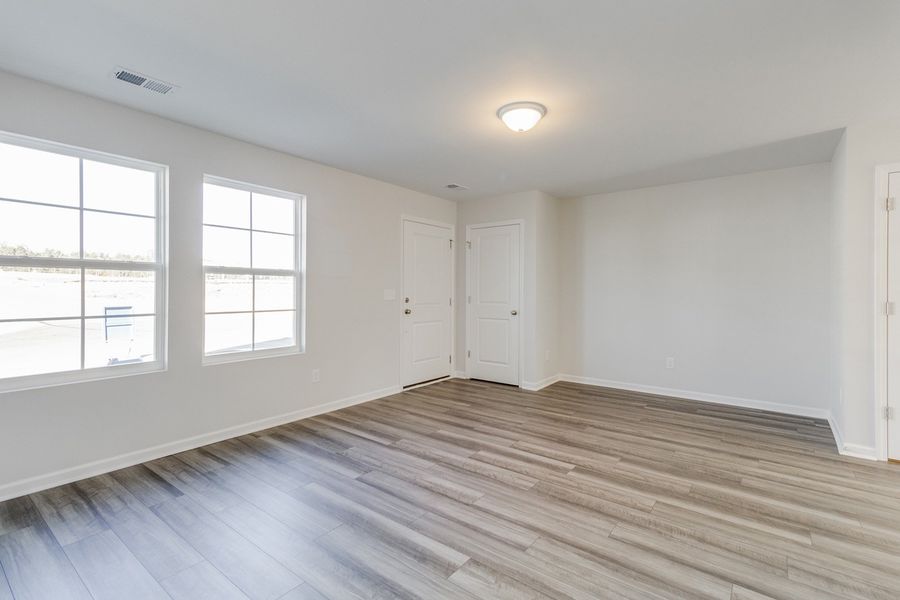 Spacious, unfurnished interior of a new home in Astoria, Columbia (Image 15).