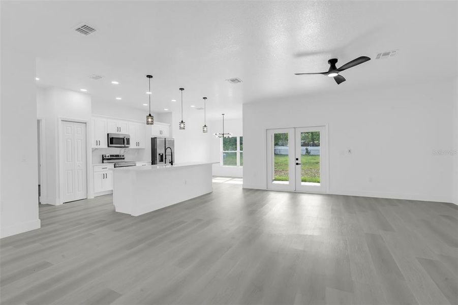 Spacious, unfurnished interior of a new home in , Weeki Wachee (Image 34).