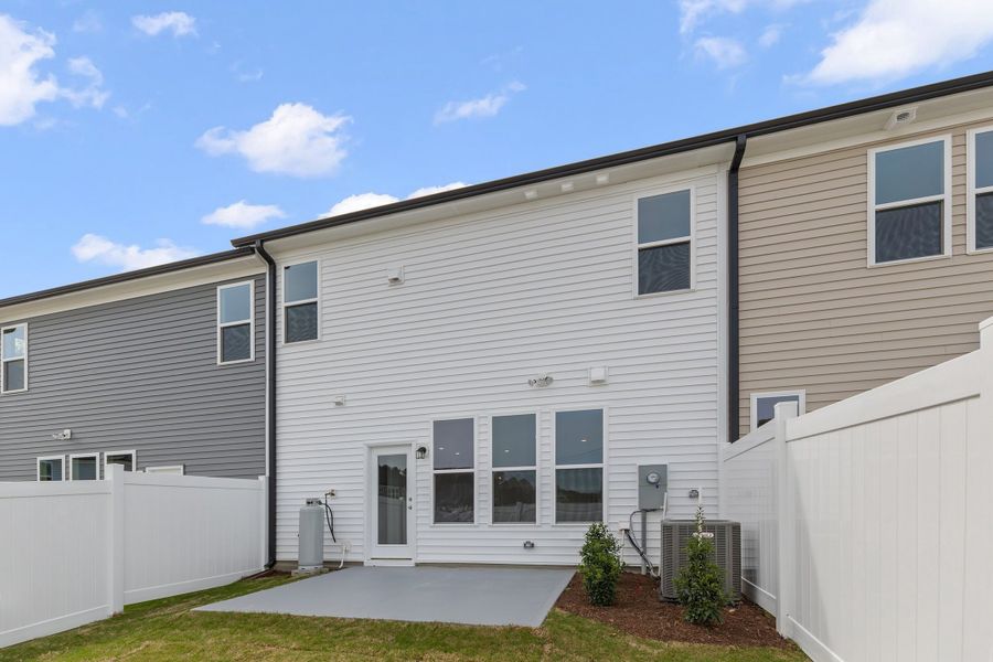Representative exterior details of a home built from the The Juniper by RobuckHomes in Kennebec Crossing, Angier (Image 58).