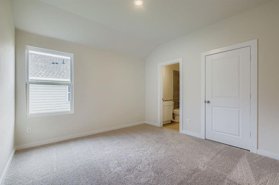 Spacious, unfurnished interior of a new home in Middlefield Village, Dallas (Image 10).
