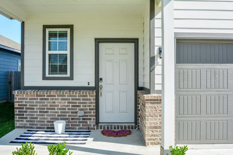 Exterior details and patio area of a home in Granger Pines, Conroe (Image 3).
