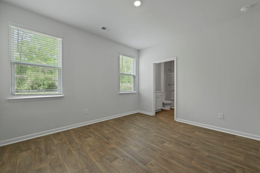 Spacious, unfurnished interior of a new home in The Oaks at Center Station, Hollywood (Image 11).