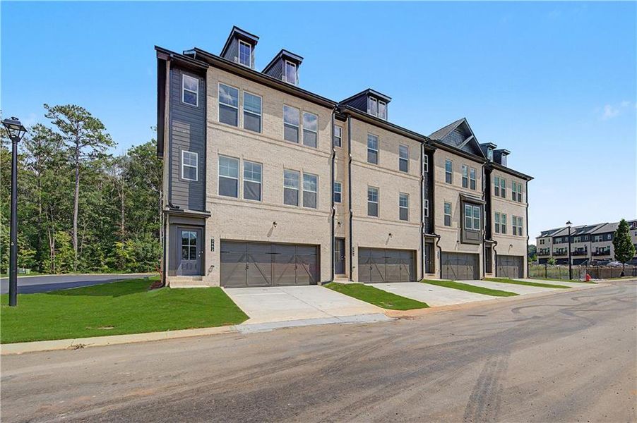 Condo located in Newnan, GA showcasing its design and architecture (Image 5).