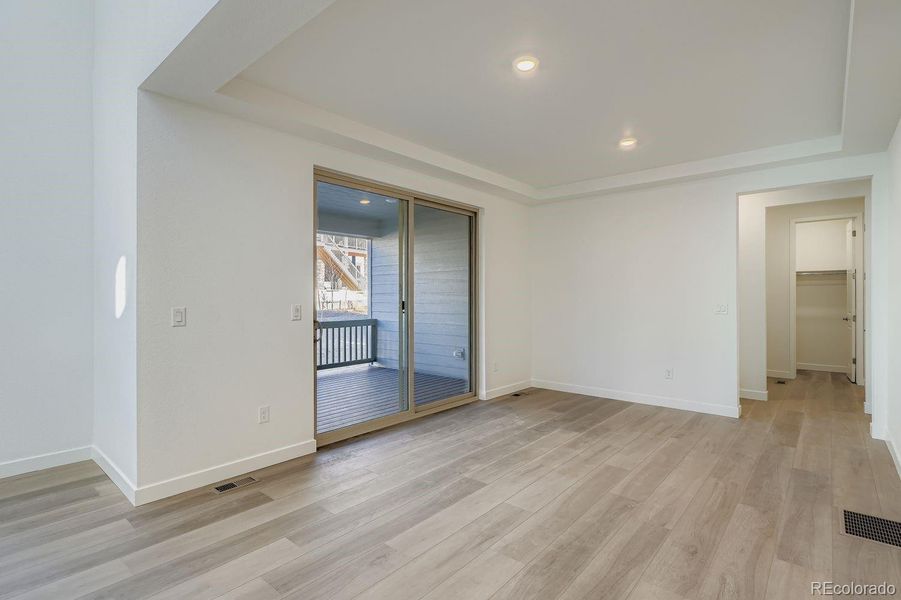 Spacious, unfurnished interior of a new home in Red Rocks Ranch, Morrison (Image 11).