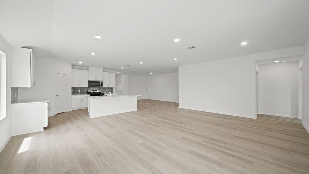 Spacious, unfurnished interior of a new home in Chapel Lakes, Montgomery (Image 13).