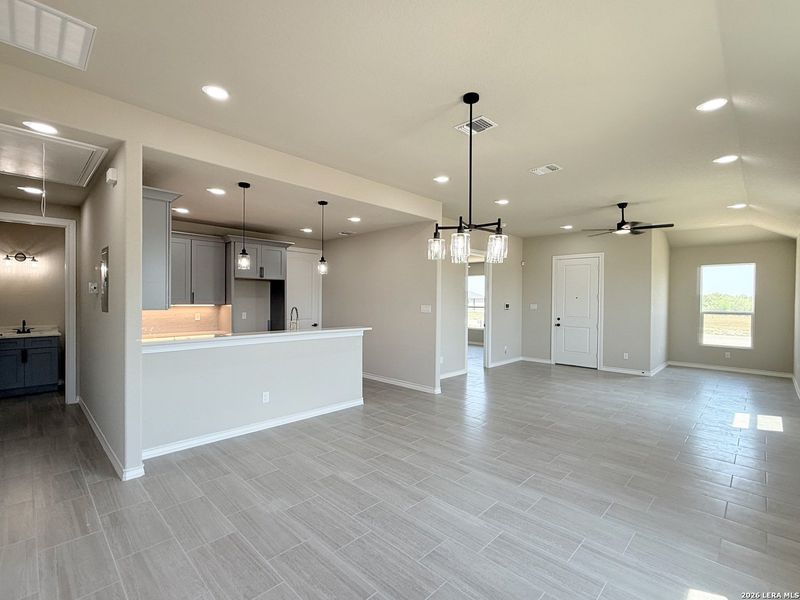 Spacious, unfurnished interior of a new home in , La Vernia (Image 20).