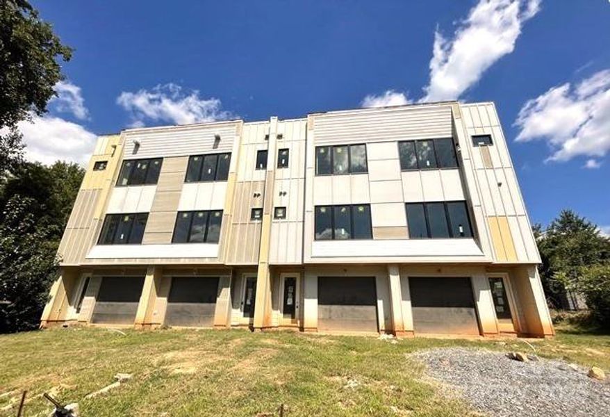 Condo located in Charlotte, NC showcasing its design and architecture (Image 3).