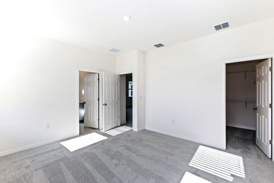 Spacious, unfurnished interior of a new home in Mirror Lake Village, Fruitland Park (Image 20).