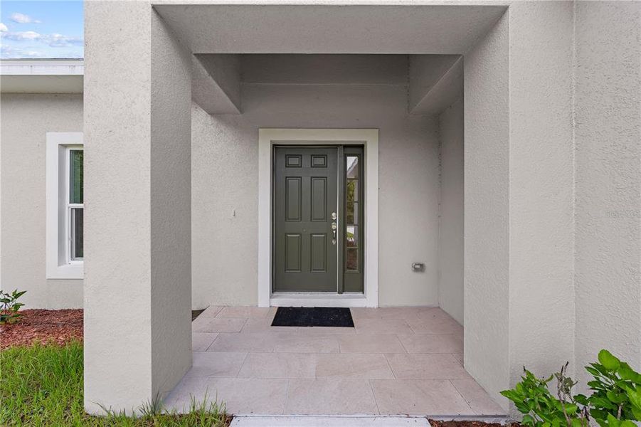 Exterior details and patio area of a home in , Yeehaw Junction (Image 26).