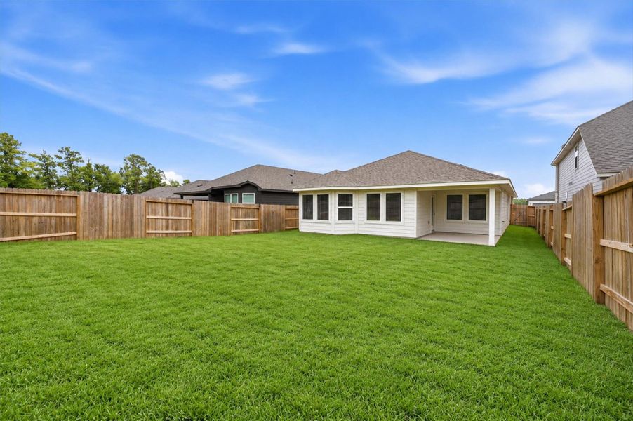 Spacious backyard & no back neighbors Spacious backyard & no back neighbors