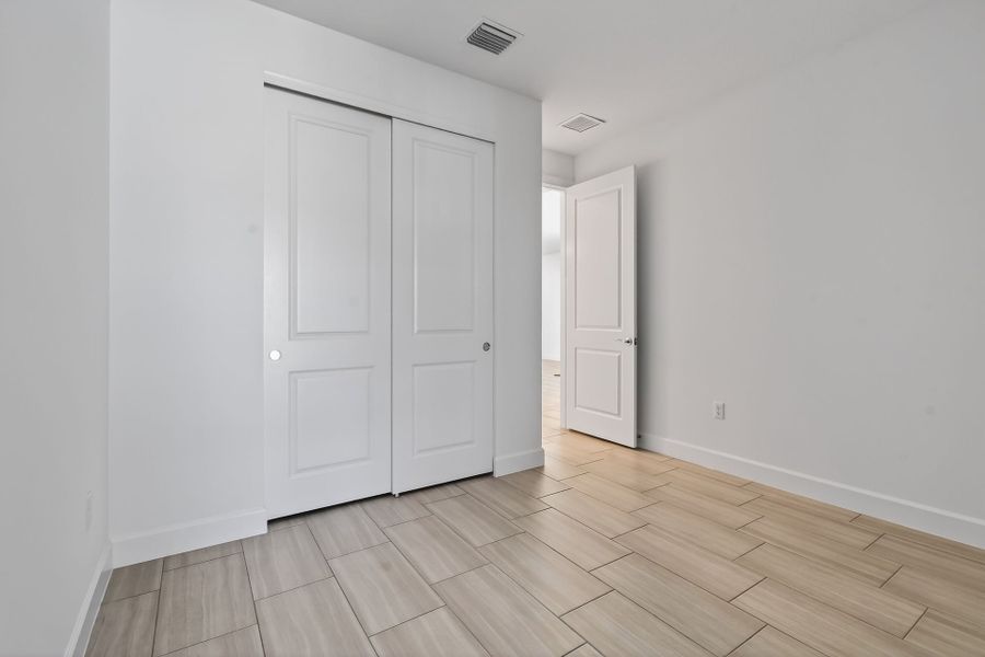 Spacious, unfurnished interior of a new home in Costa Pointe, Vero Beach (Image 23).