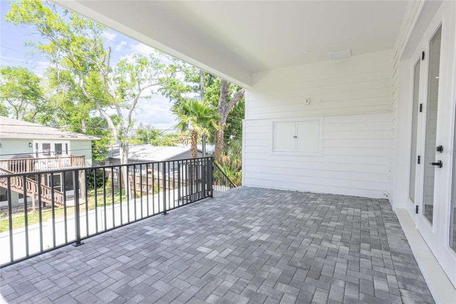 Exterior details and patio area of a home in , St. Petersburg (Image 27).