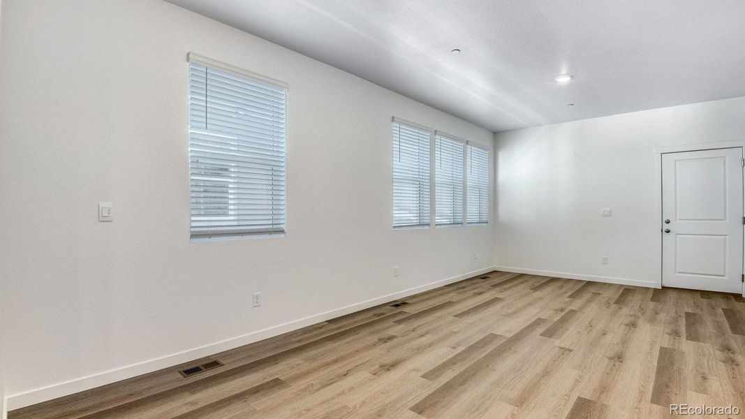 Spacious, unfurnished interior of a new home in Arcadia, Denver (Image 19).