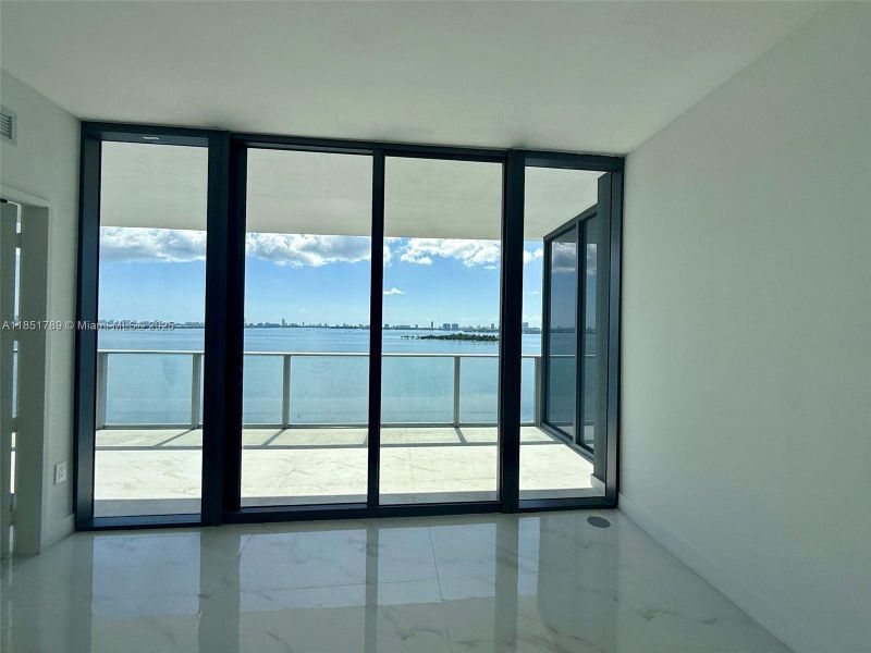 Spacious, unfurnished interior of a new home in Aria Reserve, Miami (Image 4).