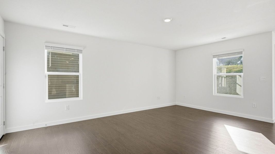 Spacious, unfurnished interior of a new home in Emory Creek, Harriman (Image 17).