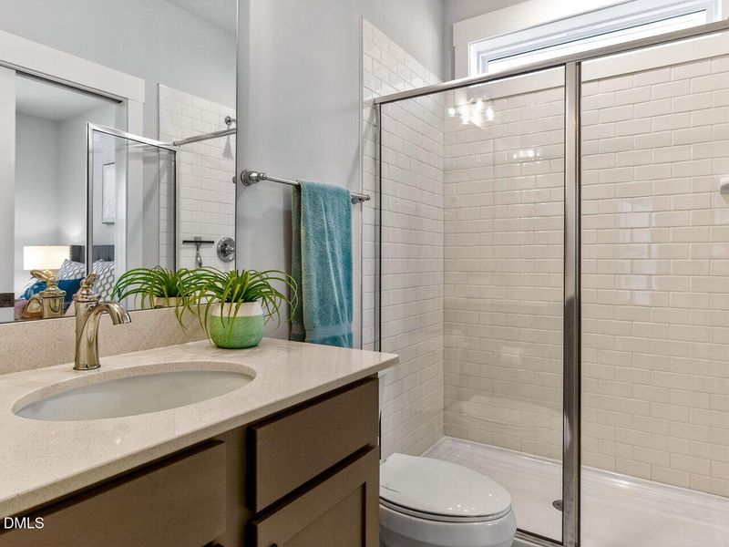 016-1280x960-first-floor-full-bathroom