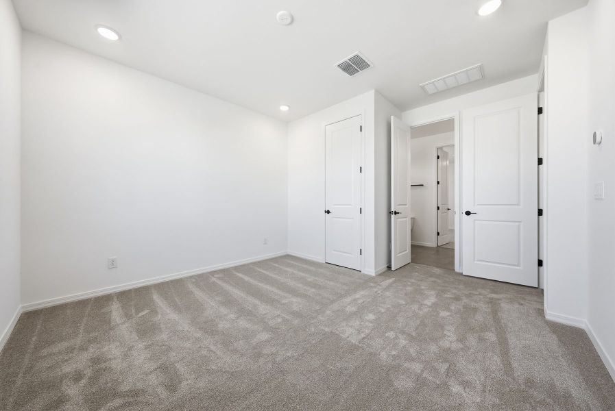 Spacious, unfurnished interior of a new home in Tyler Ranch, Buckeye (Image 13).
