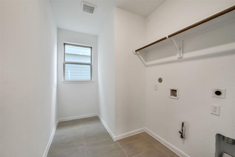 Spacious, unfurnished interior of a new home in Anderson Lake, Houston (Image 33).