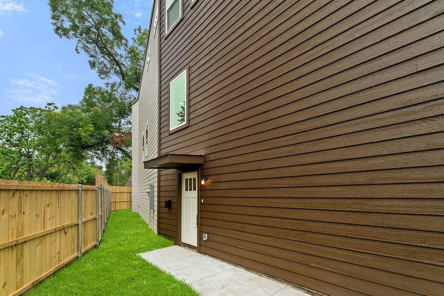 Exterior details and patio area of a home in , Dallas (Image 4).
