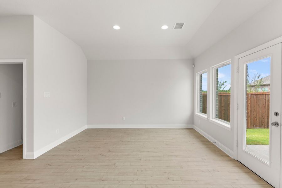 Spacious, unfurnished interior of a new home in Creekside, Royse City (Image 19).