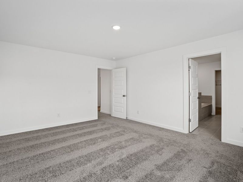 Spacious, unfurnished interior of a new home in Sage Farms, White House (Image 27).