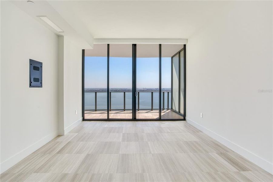Spacious, unfurnished interior of a new home in The Ritz-Carlton Residences, Tampa (Image 16).