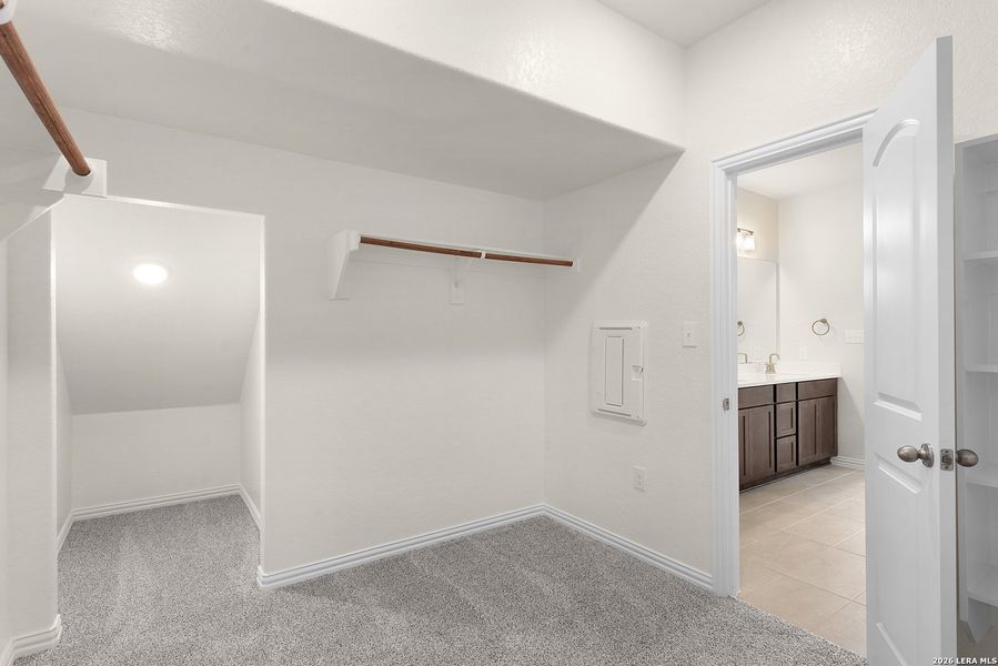 Spacious, unfurnished interior of a new home in Meyer Ranch - Enclave, New Braunfels (Image 14).