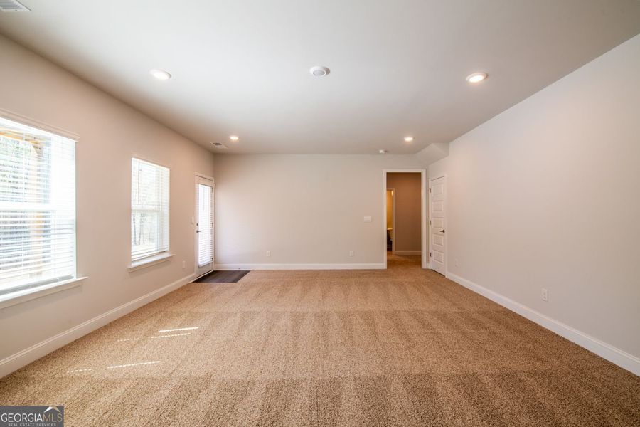 Spacious, unfurnished interior of a new home in Carson's Walk, Macon (Image 23).