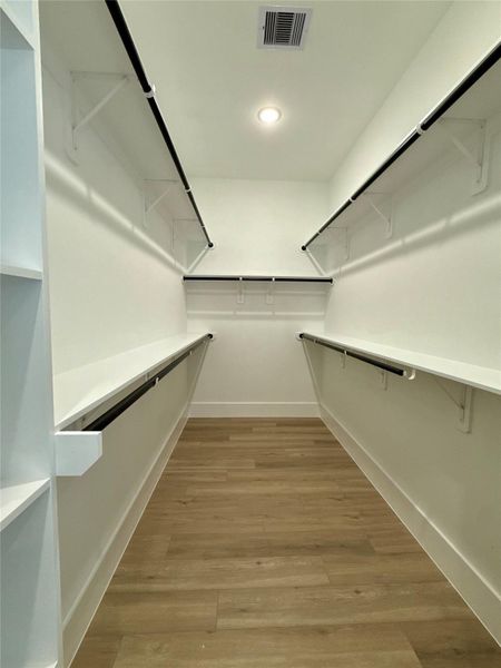 Spacious, unfurnished interior of a new home in , Angleton (Image 8).