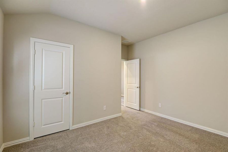 Spacious, unfurnished interior of a new home in Stratton Place, Greenville (Image 26).